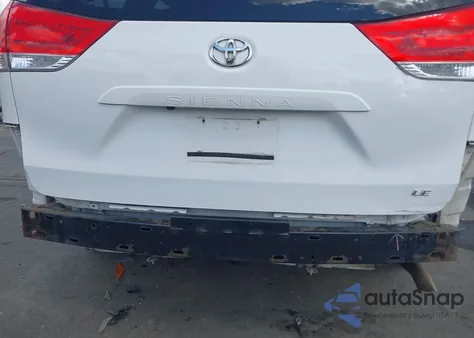 2014 Toyota Sienna Le V6 8 Passenger z USA, uszkodzony, nr VIN 5TDKK3DC3ES438458